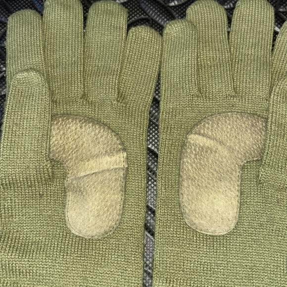 GLOVES olive green in women’s size small-medium - Picture 4 of 4